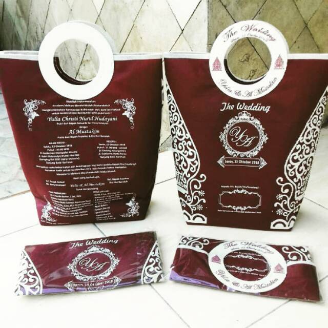 

Undangan tas pegangan bulat bonus sticker label nama