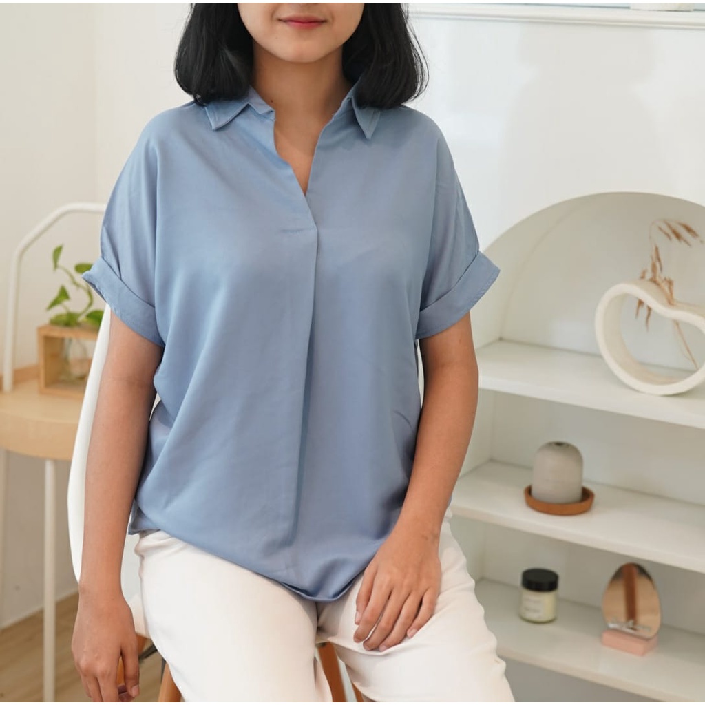 BEFAST - ZFS OOTD Kemeja SEONA / SHAKILA TWILL SHASHA BLOUSE / Atasan Lengan Pendek / Blouse Kerah V / Pakaian Wanita Modis / Blouse Wanita Casual / Keluaran Terbaru / Blouse Polos Formal / Fashion Kerja Wanita / Terlaris