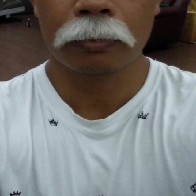 Kumis uban hitam putih