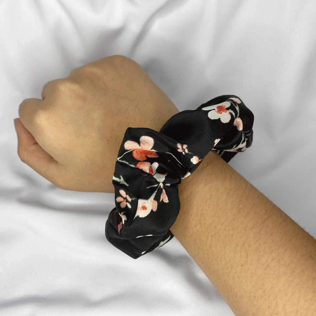 

Scrunchies (Black Sakura)
