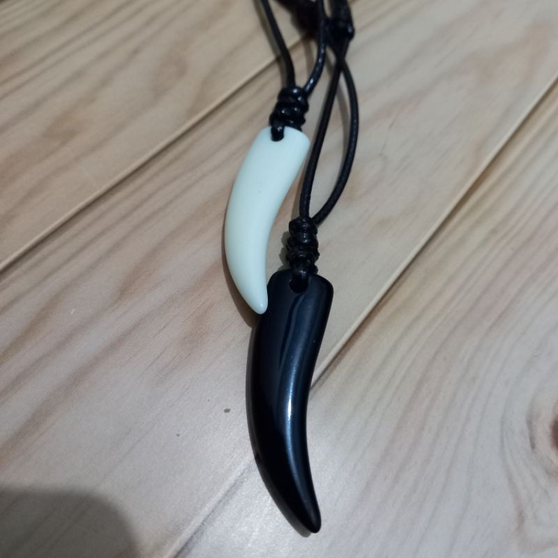 KALUNG LIONTIN TARING MACAN HITAM/PUTIH - KALUNG PRIA WANITA PREMIUM KEREN