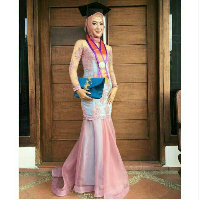 35 Trend Terbaru Baju Wisuda Long Dress Cerita Wisuda