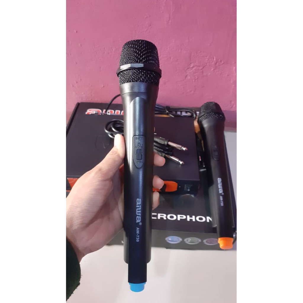 Aiwa naiwa mic karaoke wireless system mik wireles mikrophone profesional pro suara audio sound vokal vocal panggung dj studio  Bisa DI SEGALA JENIS SOUND AUDIO SYSTEM  1RECEIVER +2 MIC PEGANG  jarak 20 - 30 meter  suara bagus, jernih dan empuk dan bersih