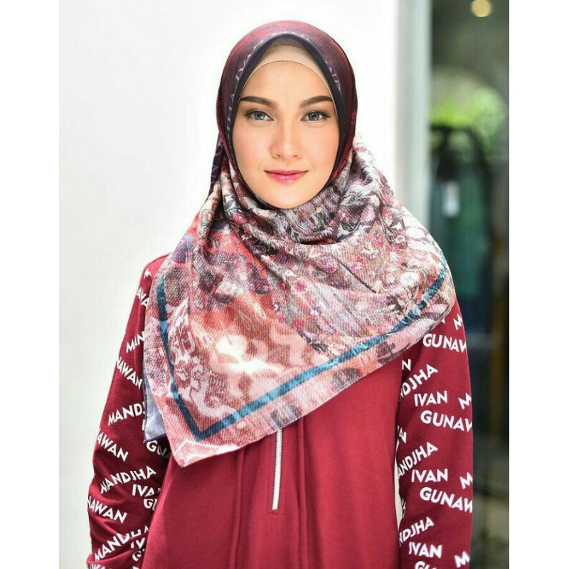 new milan gradasi maroon (1 hijab 2 warna) by mandjha ivan gunawan