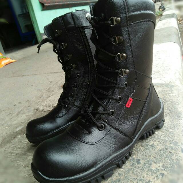 Sepatu pdl seafty pria tni dinas polri scurity.  Bahan baku kulit sapi