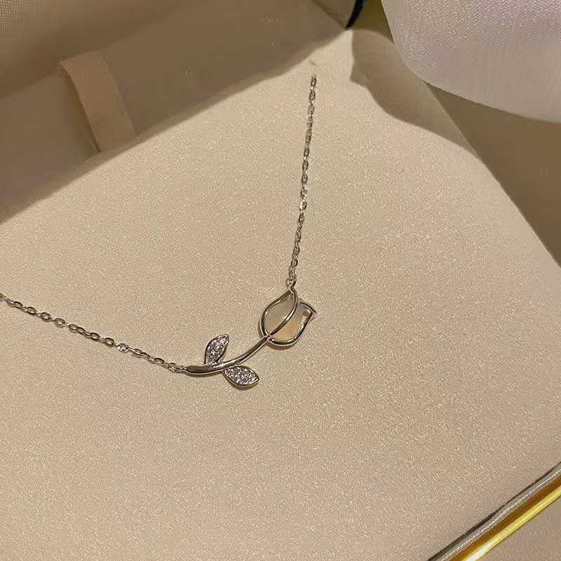 Kalung Rantai Liontin Bunga Tulip Aksen Kristal Berlian Bahan S925 Silver Titanium Steel Untuk Wanita