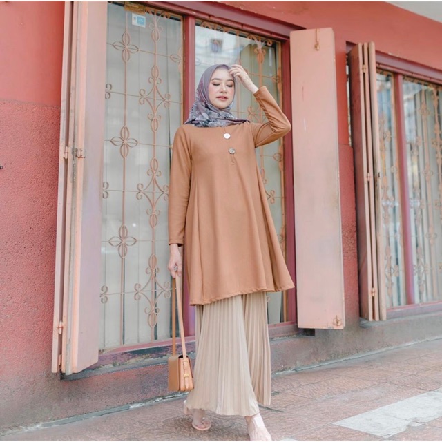 Preloved Amanda Blouse Vanilla Hijab warna Regal size M