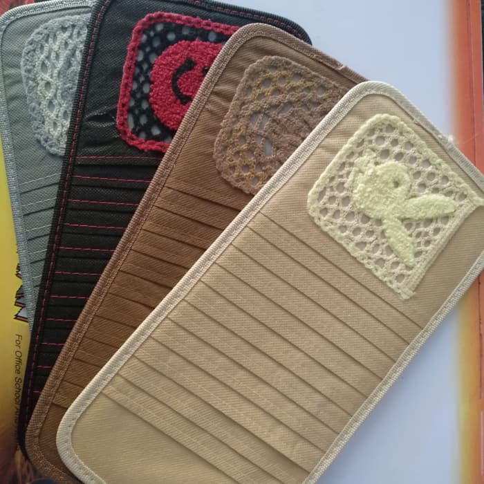 Tempat Penyimpanan CD / DVD di Visor Mobil Motif Sulaman Kartun (Isi 11 CD)