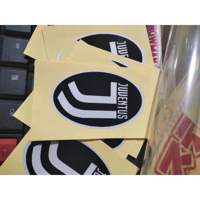 

sticker juventus 2 warna hitam dan putih