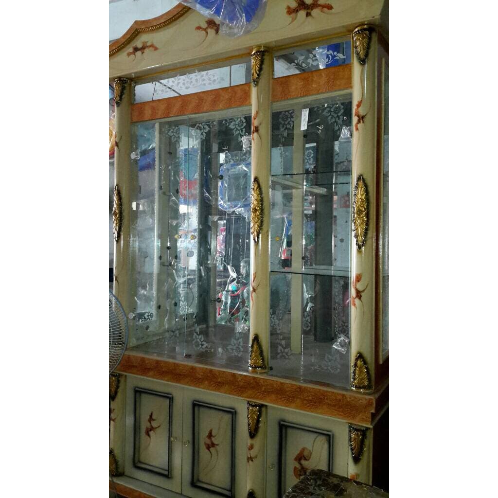 lemari hias kaca pajangan kristal 3 pintu