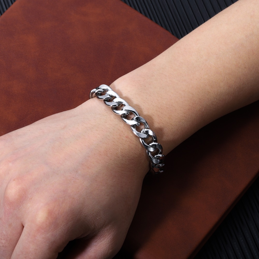 Gelang stainless steel halus yang sederhana dan bergaya