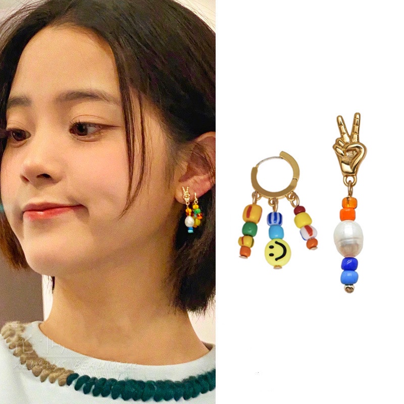 Anting Tusuk Asimetris Motif Smiley Face Aksen Manik-Manik Ala Harajuku Untuk Wanita