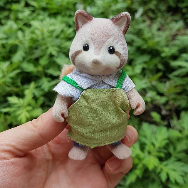 (RESERVED) Preloved Sylvanian Toy Maker Racoon Figure