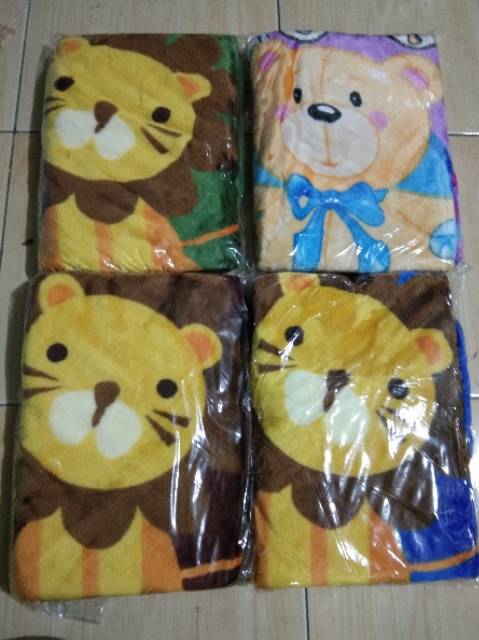 Selimut Bulu Bayi Baby Anak Bahan Lembut Murah Lucu Motif Jerapah dan Singa