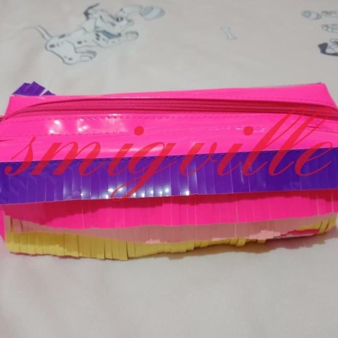 

BAYAR DITEMPAT Smiggle Fringe Box Pencil Case - Tempat Pensil Smiggle/TEMPAT PENSIL AESTHETIC/TEMPAT PENSIL ANAK PEREMPUAN/TEMPAT PENSIL LUCU/TEMPAT PENSIL 3D/TEMPAT PENSIL TRANSPARAN/TEMPAT PENSIL LUCU/TEMPAT PENSIL KOREA/TEMPAT PENSIL KAIN/TEMPAT PENSIL