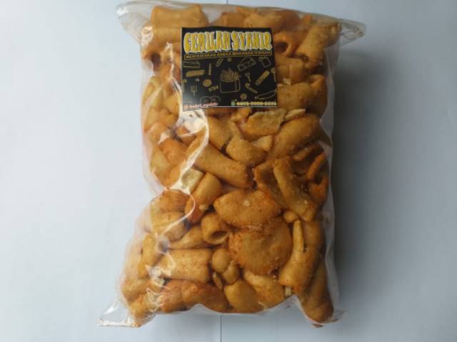 Kerupuk makaroni pedas dan asin