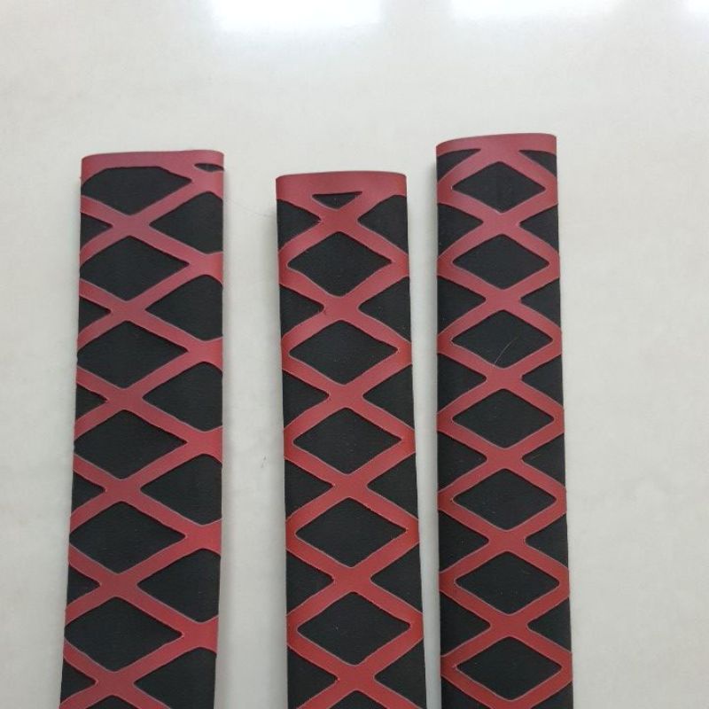 karet bakar hitam motif silang merah 1meter