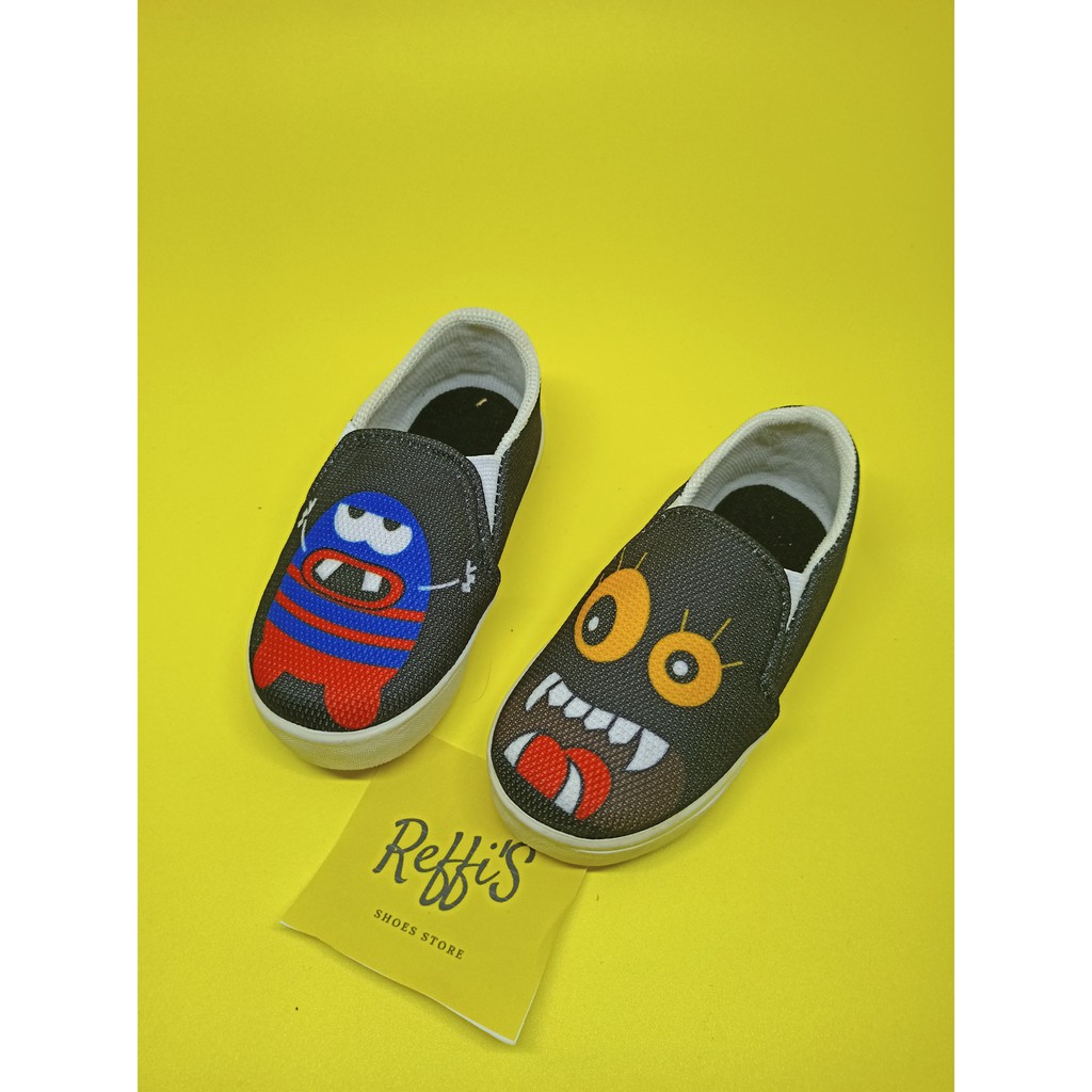 DINDASEPATUSLIPONANAKWANITAPEREMPUANMINIONSUKURAANWARNAMERAHHITAMDANPUTIH