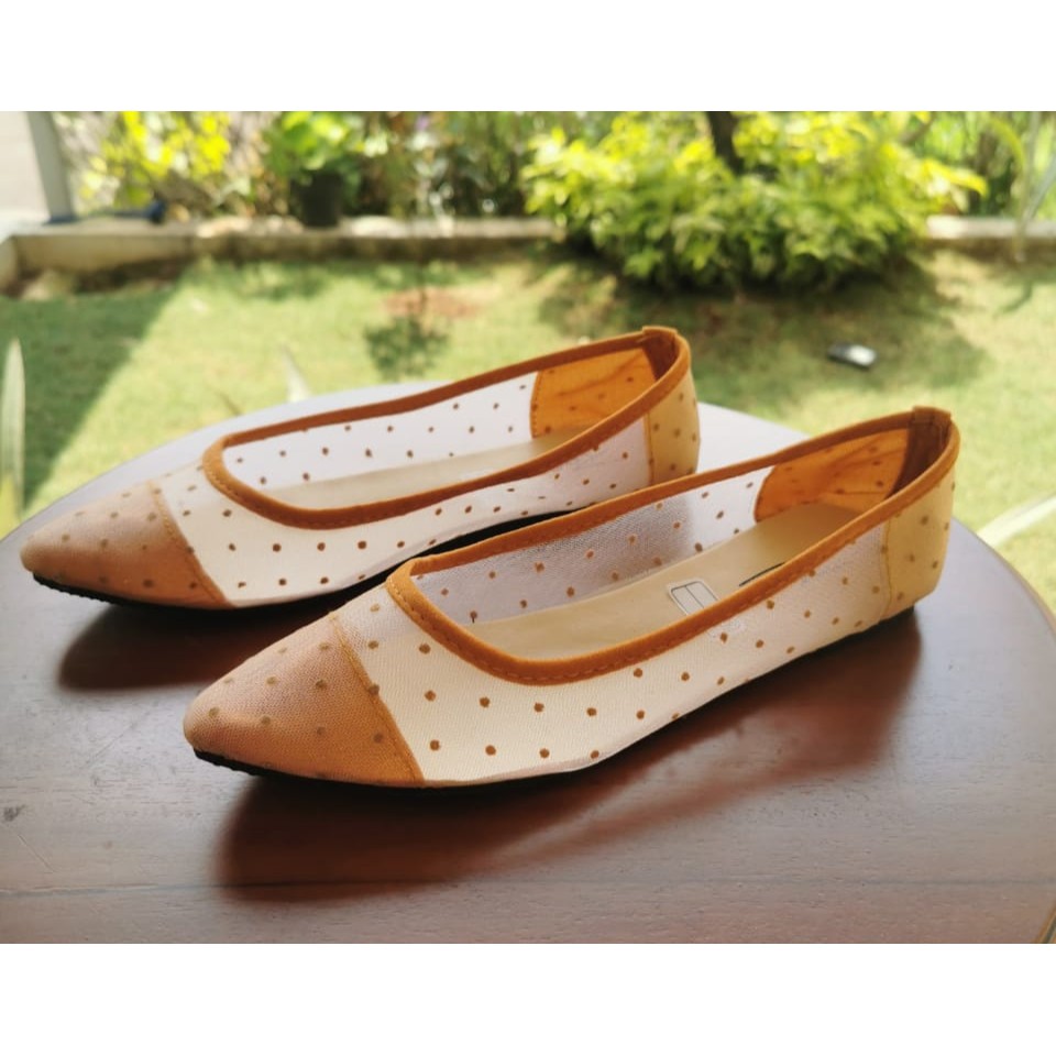 Arlaine- Lucia flatshoes sepatu brukat sepatu flat shoes wanita flatshoes polkadot ( TAN )