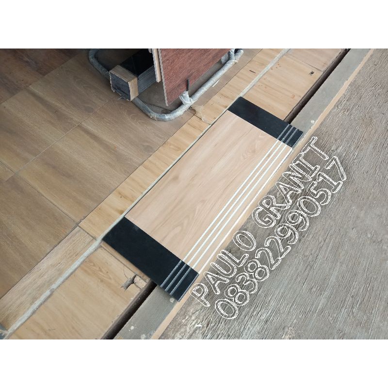 granit tangga motif kayu NATURAL KINGWOOD+BLACK kombinasi uk 30×80&20×80