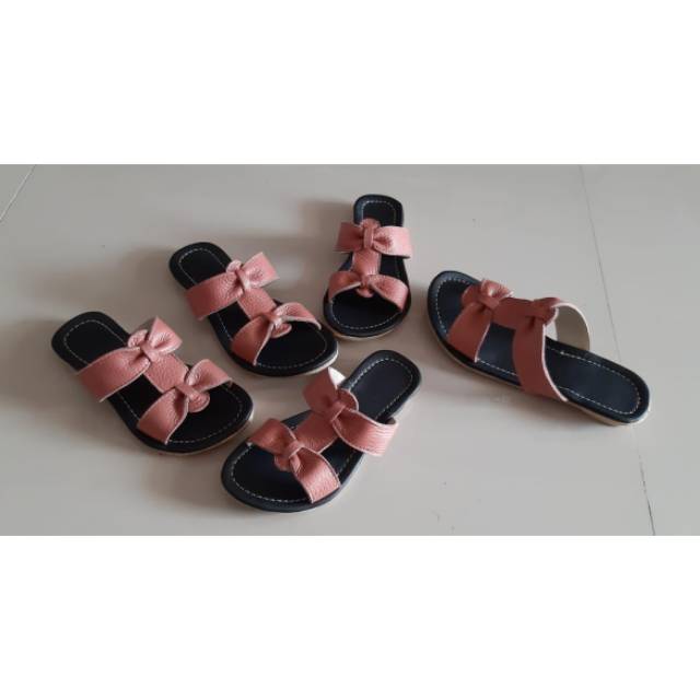 Sandal kulit anak perempuan