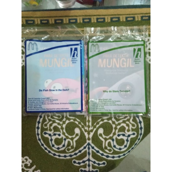 Mainan mc donalds  _ Paketan book Cressida Cowell ( 2 pcs segel ) - Do fish glow in the dark ? n why
