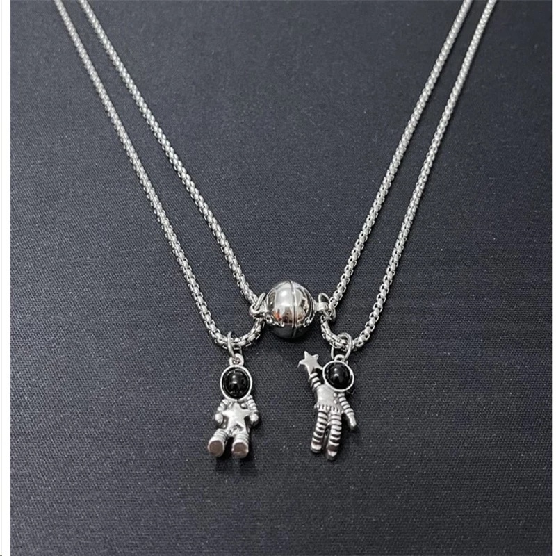 2pcs / Set Kalung Rantai Dengan Liontin Spaceman Magnetik Kreatif Untuk Wanita