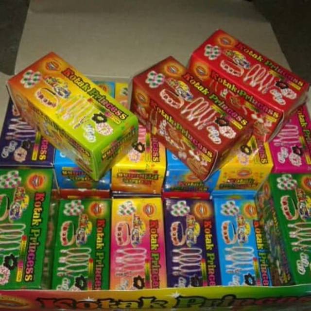 Kotak kado berhadiah uang dan mainan merek Princess