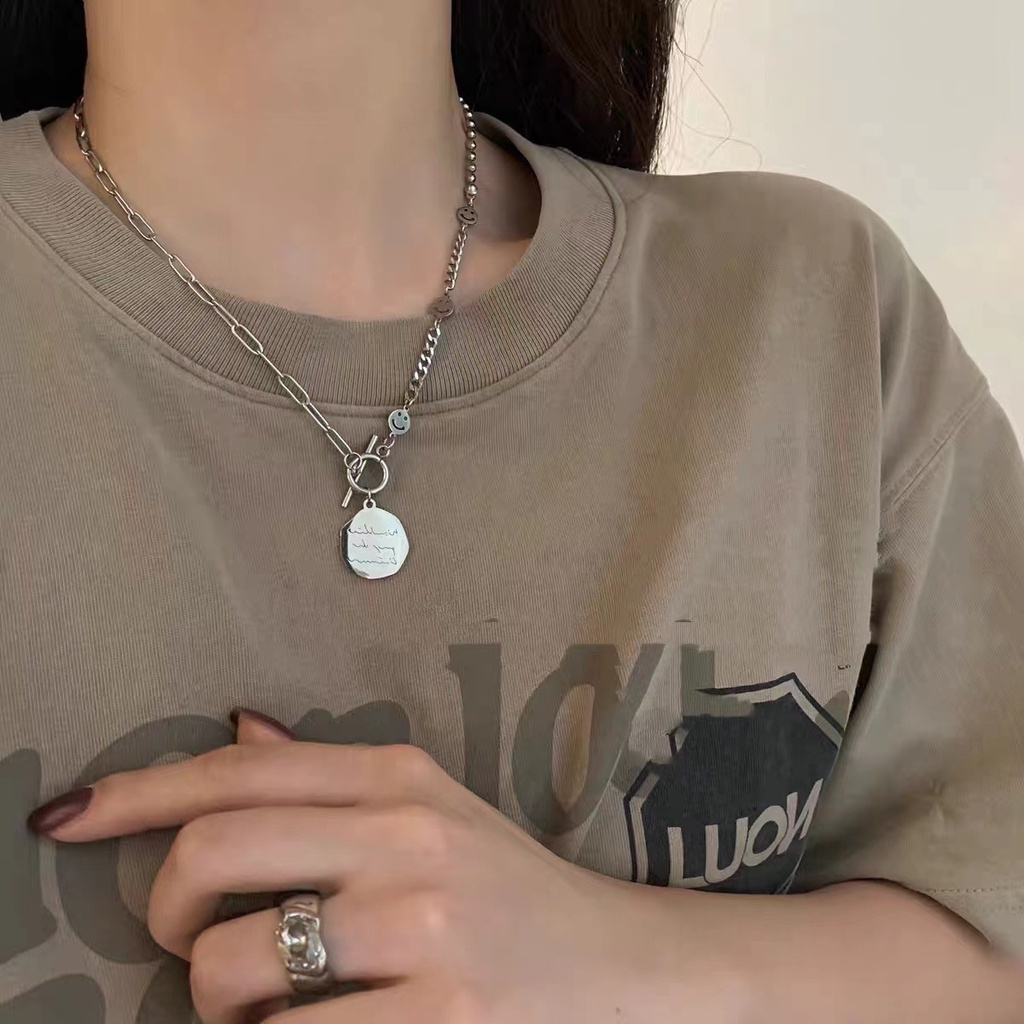 Jepang dan Korea gaya jahitan titanium steel smiley wajah bulat huruf liontin kalung wanita ins gaya