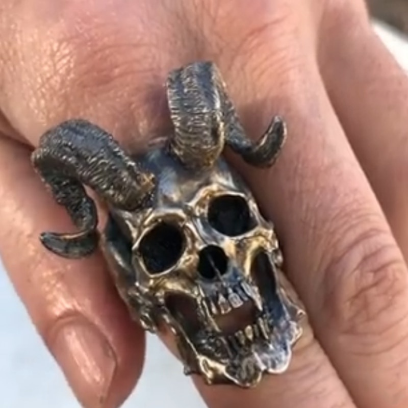 Cincin Bentuk Tengkorak Kambing Demon Satan Bahan Stainless Steel 316L Gaya Vintage Gothic Untuk Pria