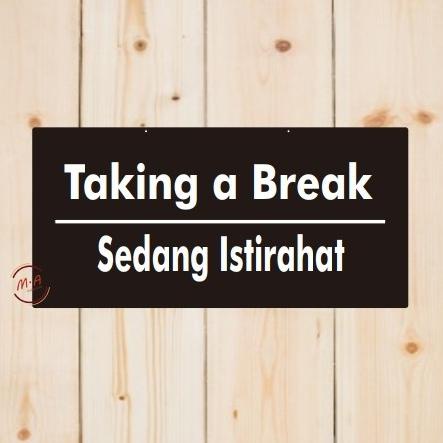 Sedang Istirahat Sign In Acrylik Tulisan Timbul Custom, lengkap Rantai - Dasar Hitam