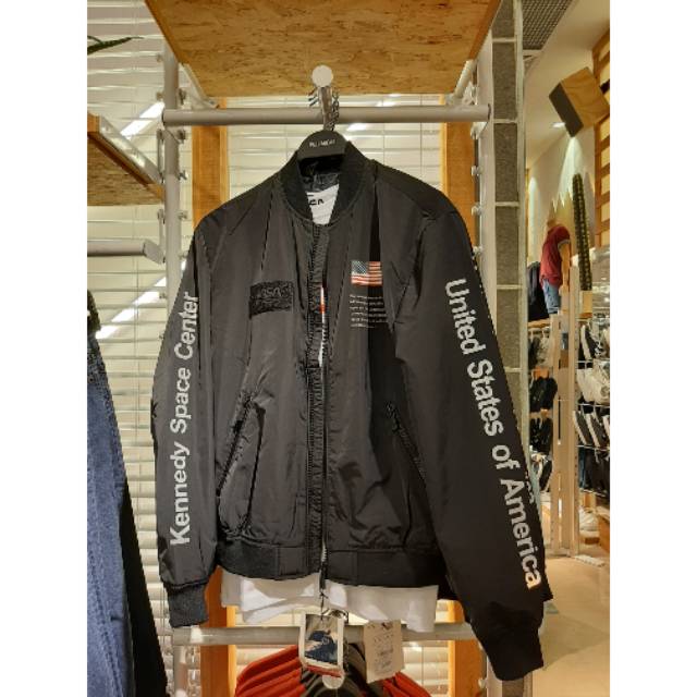 Jaket Bomber NASA Pull&bear . Jastip