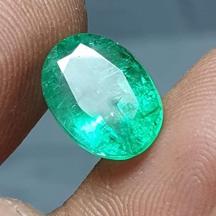 NATURAL EMERALD BERYL ZAMBRUD COLOMBIA MINOR-MODERATE OVAL CUTTING BERKUWALITAS