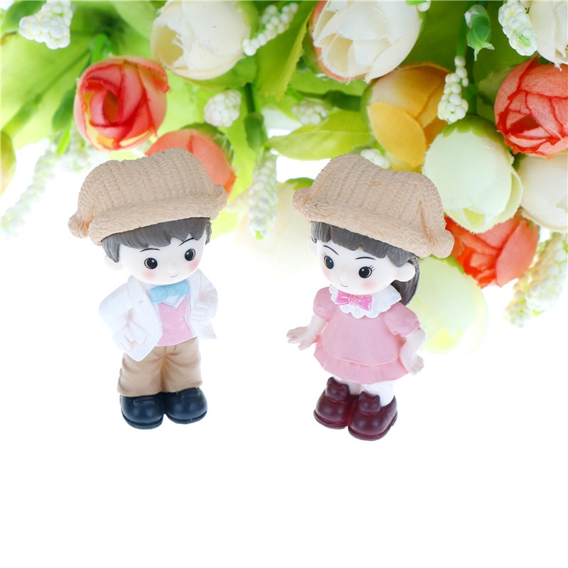 Miniatur Pasangan Dengan Topi Bahan Resin Untuk Dekorasi Taman