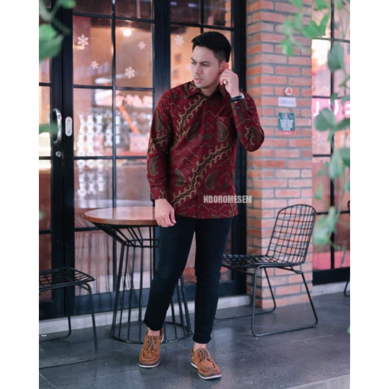 KEMEJA BATIK PREMIUM WARNA MERAH MARUN NDOROMESEM LENGAN PANJANG GEMBIROLOKO KATUN HALUS BATURADEN
