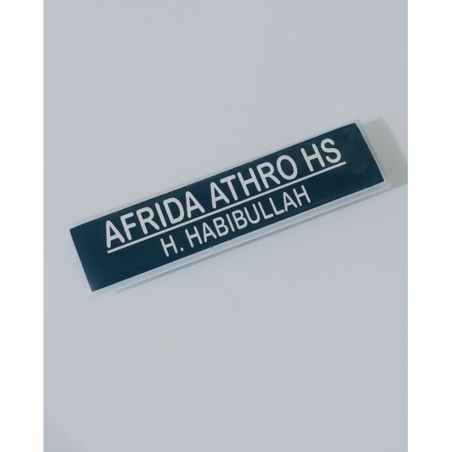 

Nametag Magnet atau Peniti