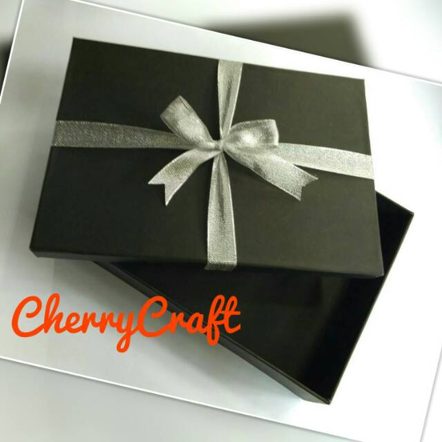 

Kotak Kado Hitam Luar Dalam ukuran 20x15x3 cm plus pita silver