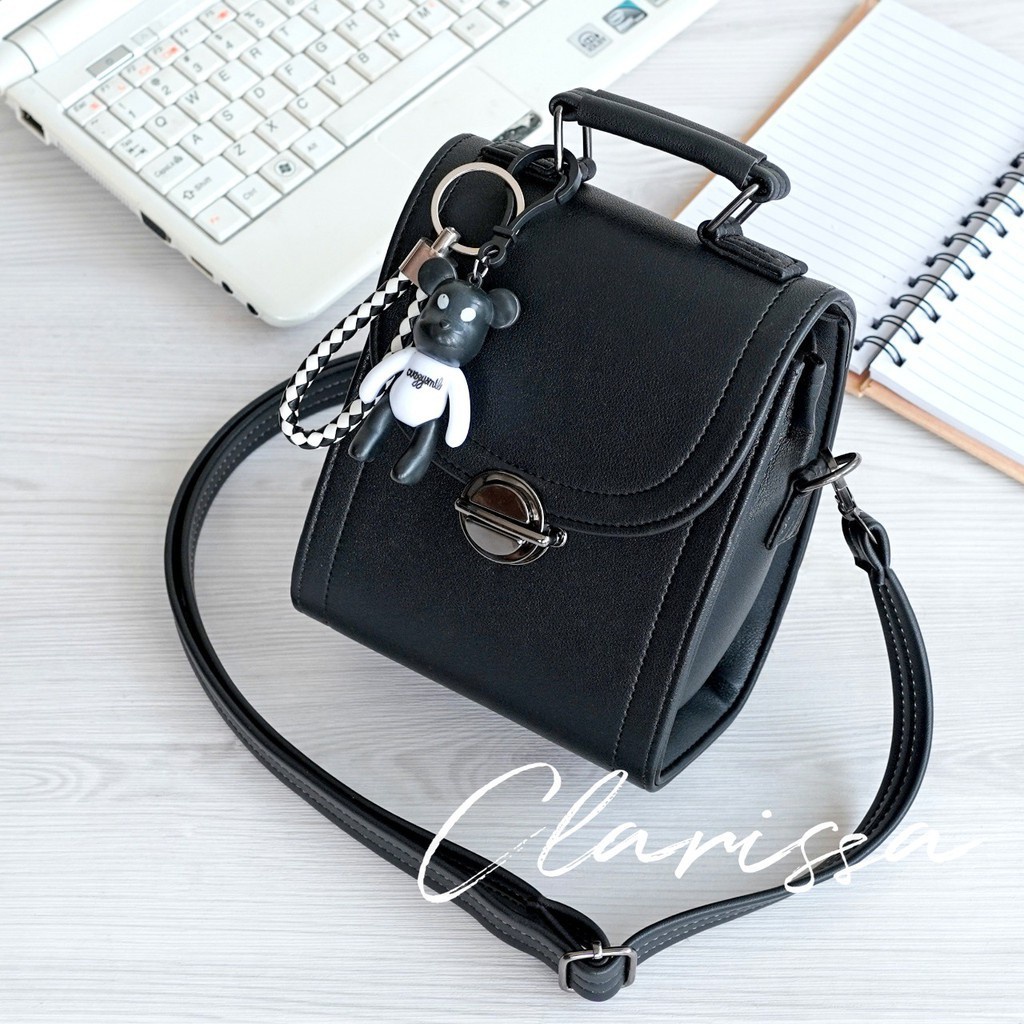 TAS SELEMPANG WANITA CLARISSA KUNCI BONUS GANTUNGAN BERUANG 2022