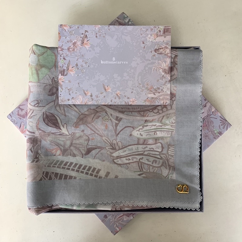 Preloved Buttonscarves Dubai Waterfall XL