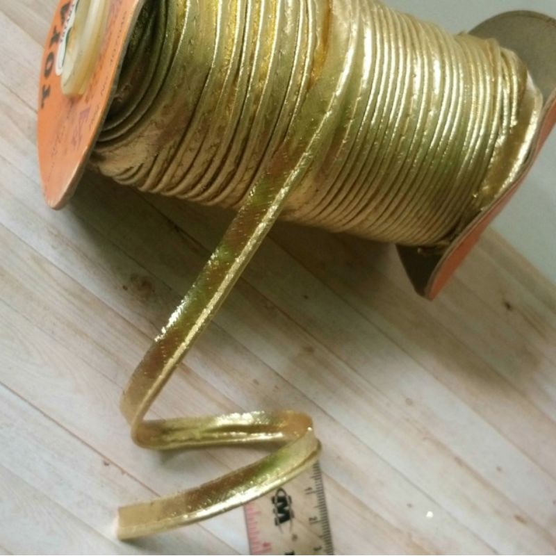 

per 15 meter,pita bisban isi warna emas lebar 1.2cm