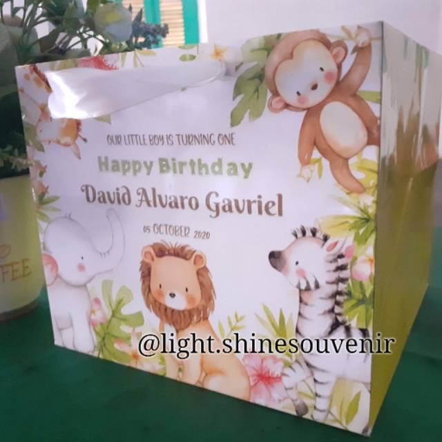 

Paperbag nasi kotak 21x21x19,5cm