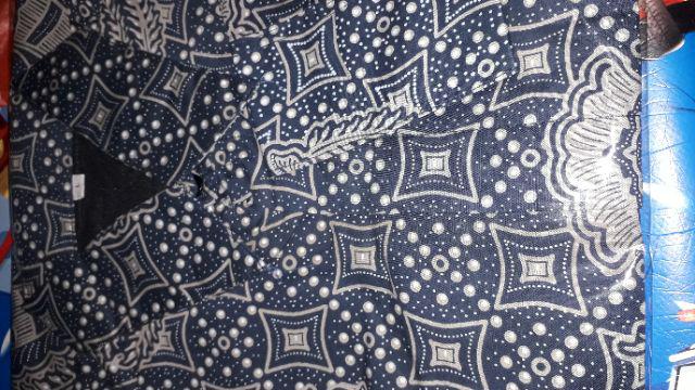 Gurdo Pari Kemeja Batik Dasar Hitam Pria Full Furing Katun Primisima Batik Solo Batik Pria Eksklusif