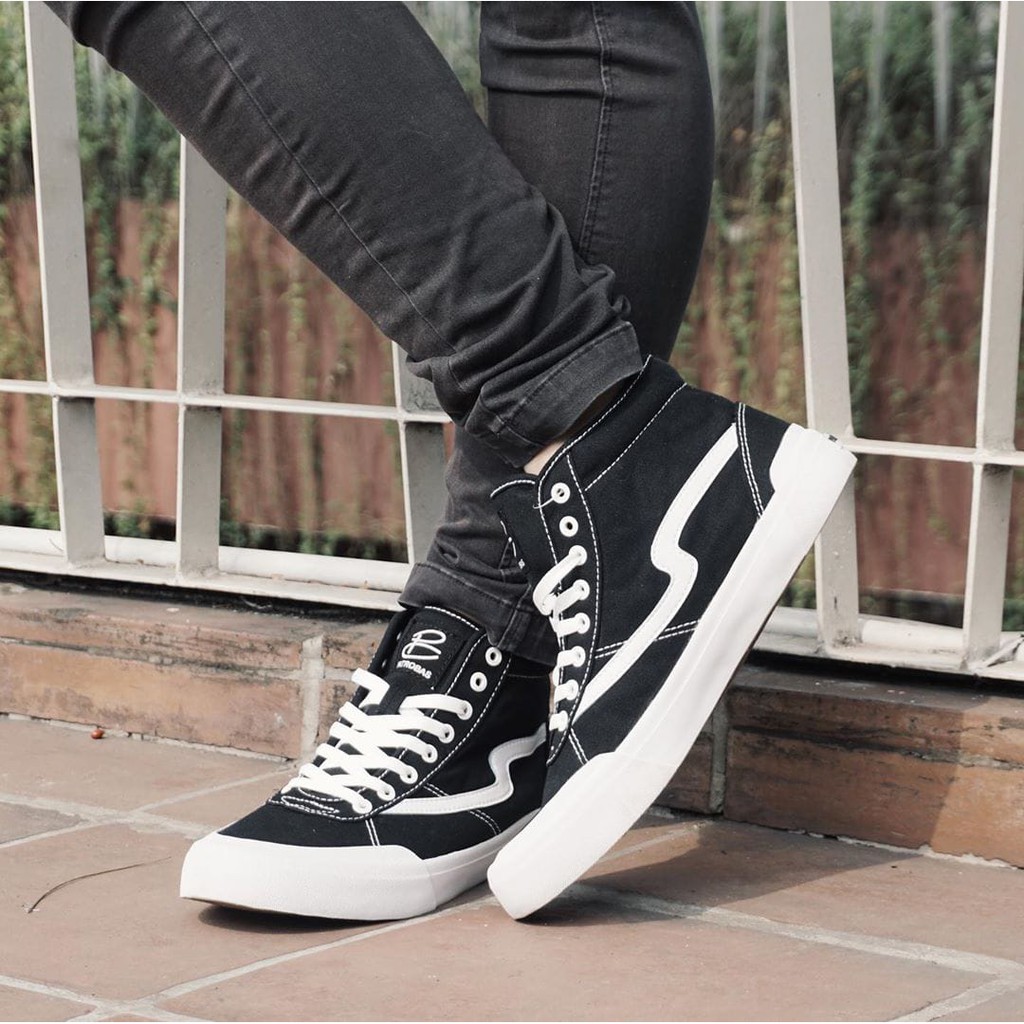 Sepatu Patrobas Ivan High Black White