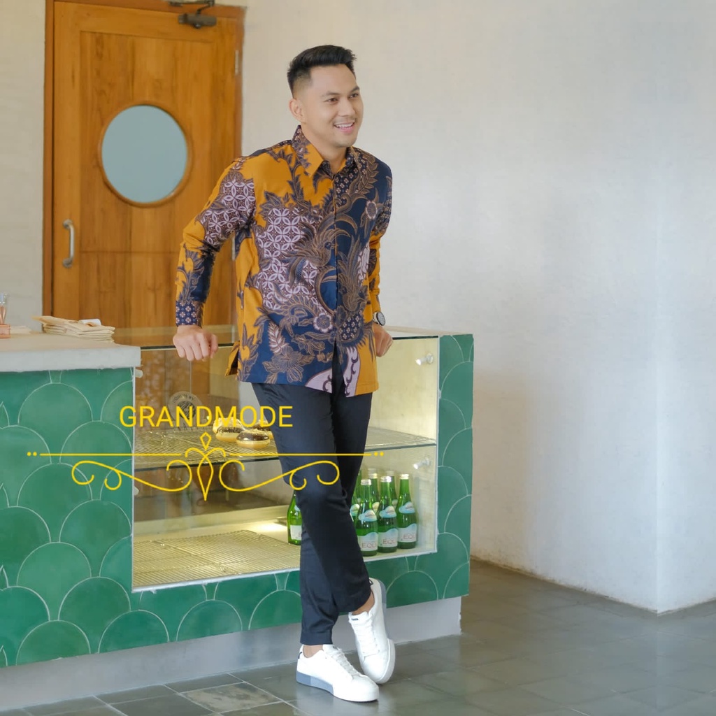 Batik Pria Lengan Panjang Kawung kuning berfuring