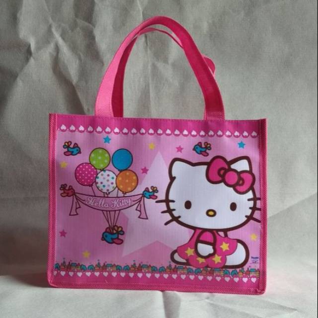 

Tas Ultah Custom 20 x 10 x 20 (PxLxT) - Kualitas Bahan Tebal dan Bagus