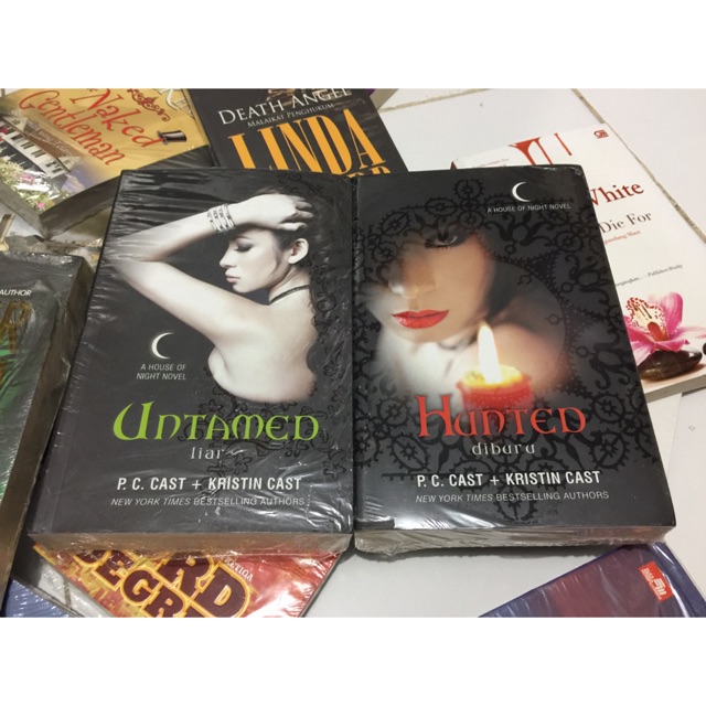 Paket 2 buku Untamed & Hunted