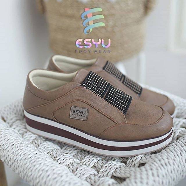 Esyu footwear