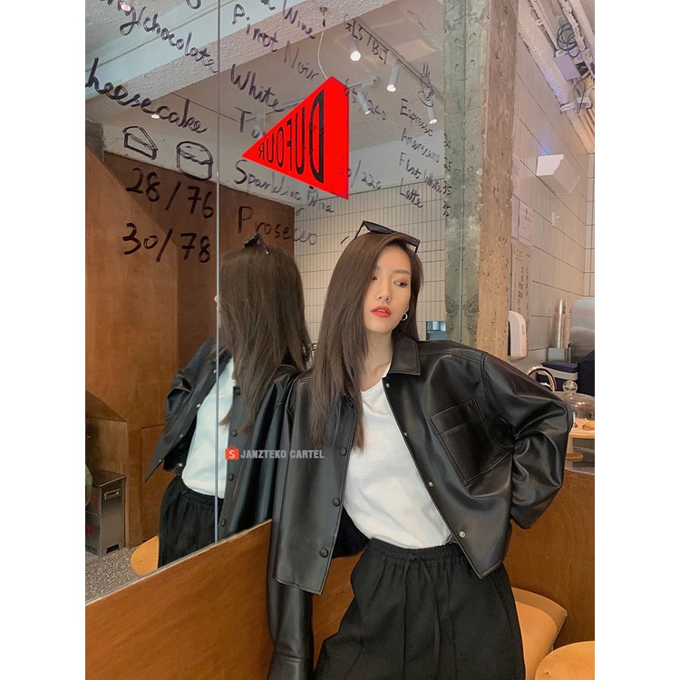 JNK x MEINA - Jaket Oversize Crop Top Pendek Wanita Faux Synthetic Leather Jacket Premium Original Semi Kulit Sintetis Viena Asli Garut Cewek Perempuan Atasan Outer Outfit Hijab Korean KPOP Style Long Sleeve Tangan Panjang Kancing Saku Pocket Hitam Casual