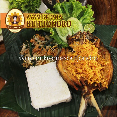 

nasi paket sayur urap + bandeng goreng kremes