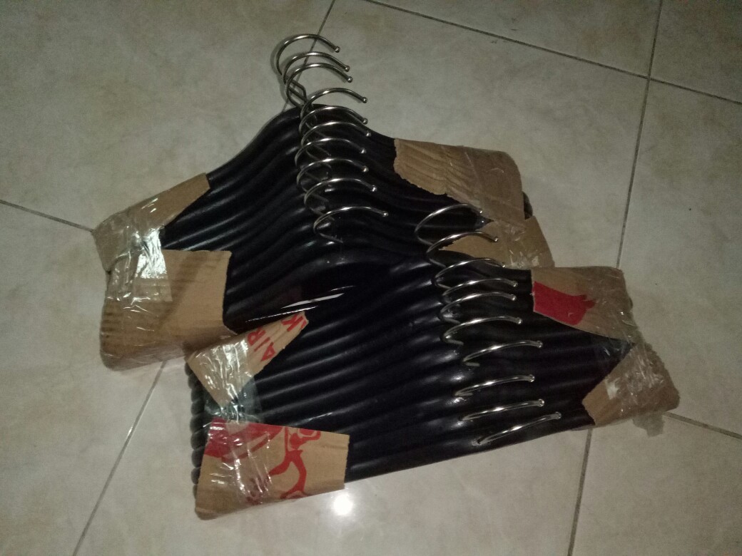 Hanger Kayu Palang Hitam
